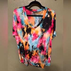 Women's stunning v-neck watercolor print top. 3X Heimish